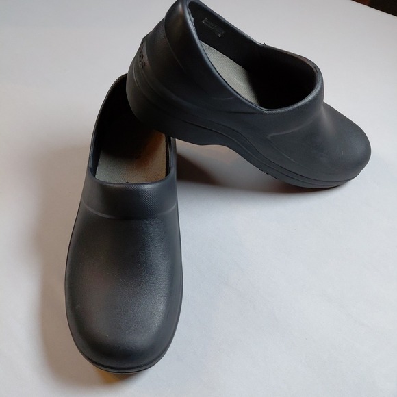 Crocs Neria Pro II Clogs Womens Sz 8 Black Slip Resistant Nurse Cook Work Shoes - Picture 1 of 11